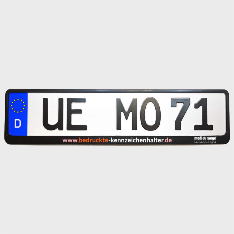 Foto eines Kennzeichenhalters mit einer schwarzen Leiste mit einem dreifarbigen Aufdruck von "www.bedruckte-kennzeichenhalter.de" und dem Media Orange Logo
