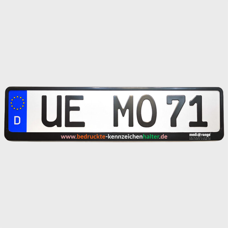 Foto eines Kennzeichenhalters mit einer schwarzen Leiste mit einem vierfarbigen Aufdruck von "www.bedruckte-kennzeichenhalter.de" und dem Media Orange Logo