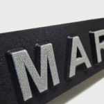 Detailansicht des Schriftzugs „MARVEL“ als plastische 3D-Beschriftung mit matter Folienveredelung
