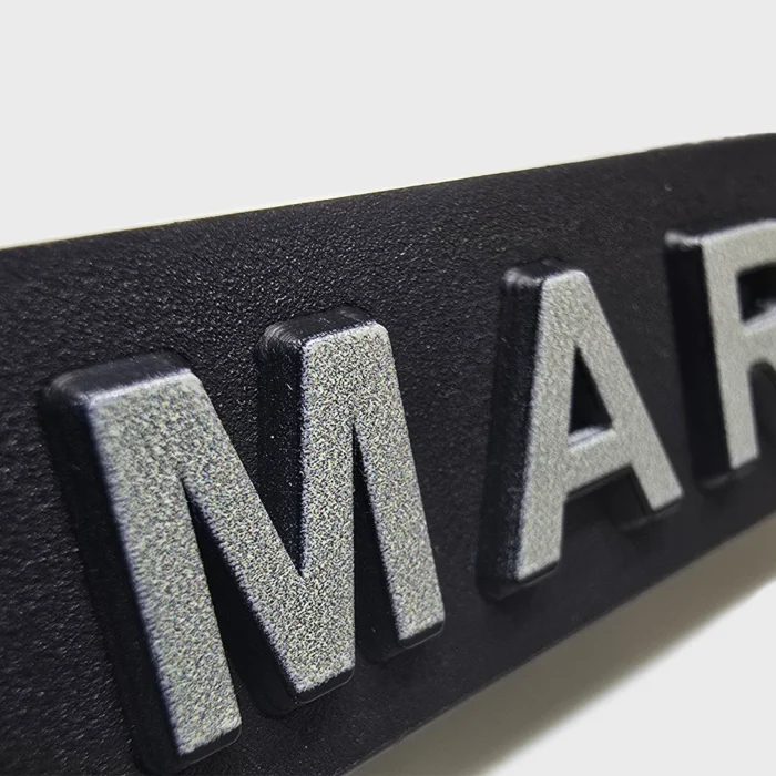 Detailansicht des Schriftzugs „MARVEL“ als plastische 3D-Beschriftung mit matter Folienveredelung