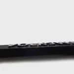 Nahaufnahme eines 3D-Schriftzugs mit glänzender Chromveredelung