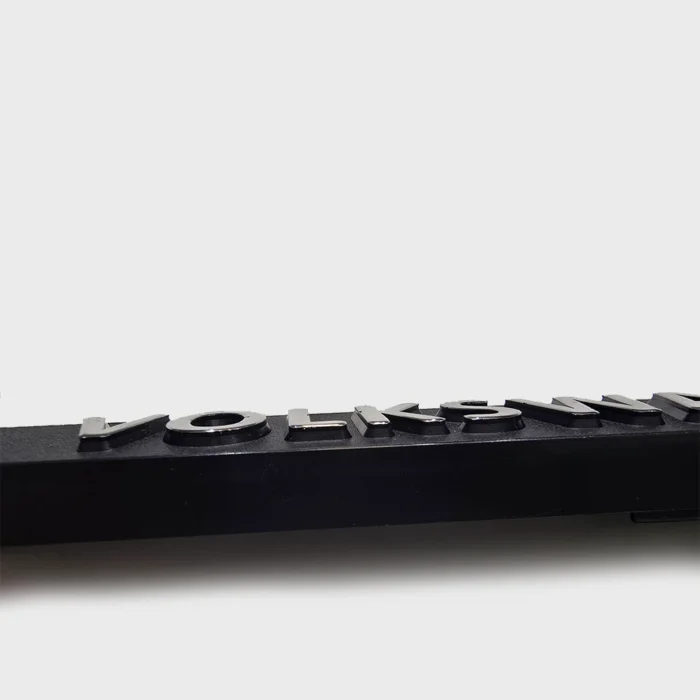 Nahaufnahme eines 3D-Schriftzugs mit glänzender Chromveredelung
