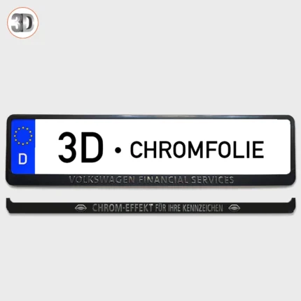 Detailaufnahme eines Kennzeichenhalters mit erhabener 3D-Beschriftung Chrom und Matt auf schwarzer Leiste.