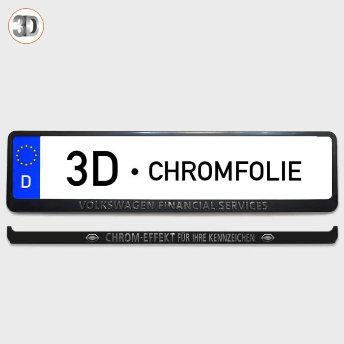 Detailaufnahme eines Kennzeichenhalters mit erhabener 3D-Beschriftung Chrom und Matt auf schwarzer Leiste.