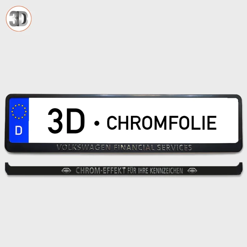 Detailaufnahme eines Kennzeichenhalters mit erhabener 3D-Beschriftung Chrom und Matt auf schwarzer Leiste.
