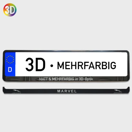 Detailaufnahme eines Kennzeichenhalters mit erhabener 3D-Beschriftung Matt auf schwarzer Leiste.
