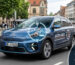 Ein blaues Elektrofahrzeug fährt durch eine deutsche Stadt und steht stellvertretend für moderne Mobilitätskonzepte und Auto-Abos in der Region Uelzen.